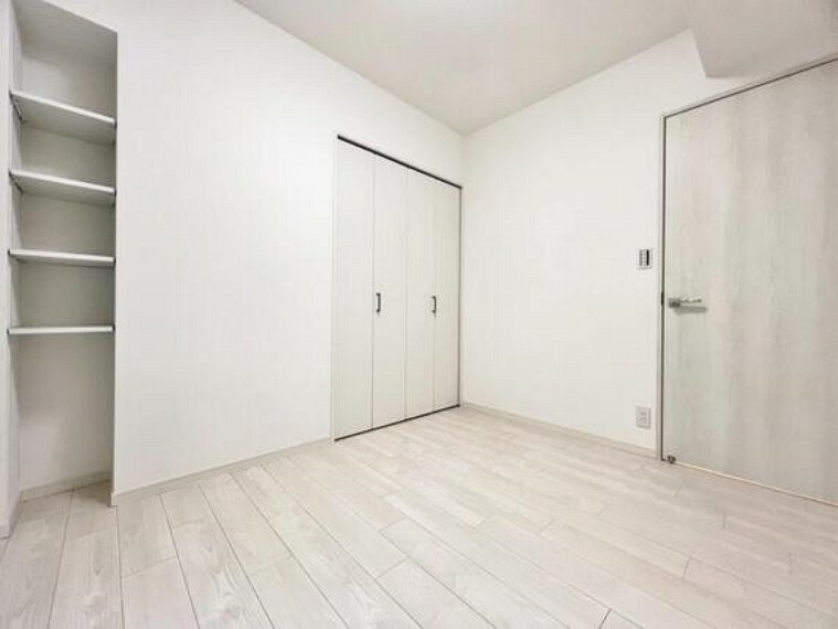 白を基調とした部屋は、部屋をより広く見せてくれます。光を反射するので部屋を明るく美しく見せる効果もあります。また、家具の色で部屋の雰囲気を自分のカラーにつくり上げることもできます。