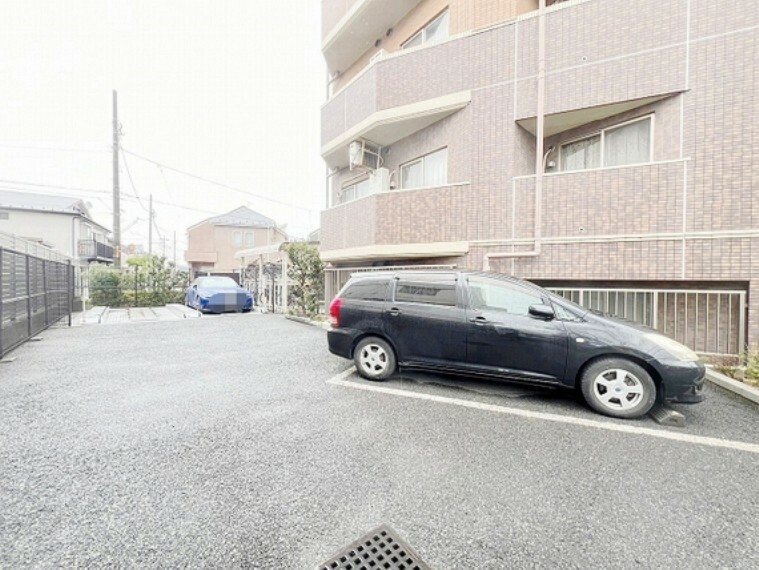 ゆったりとした駐車スペースを確保いたしましたので、大きめのお車でも駐車可能です。自転車やバイクなど、ゆとりのある敷地で置き場所に困ることはないでしょう。