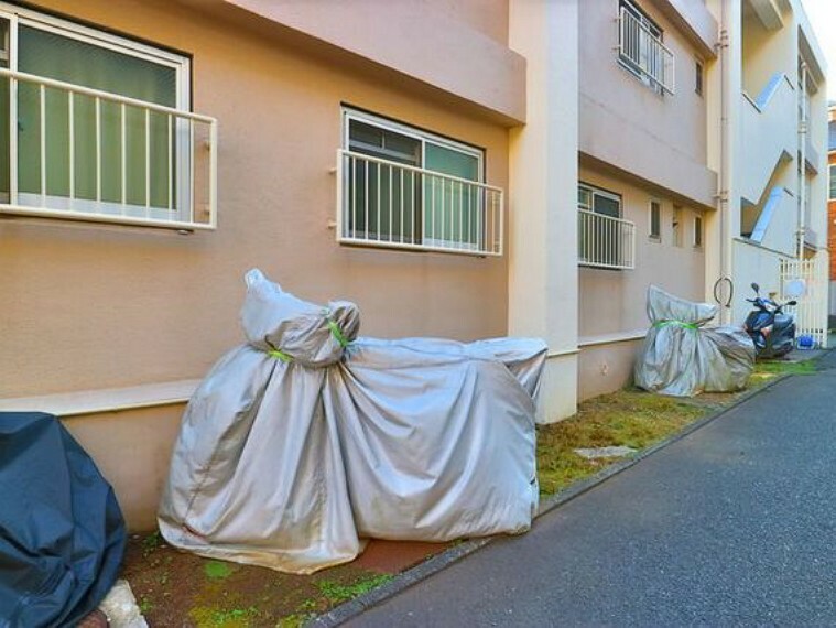 駐車場 敷地内バイク置き場。