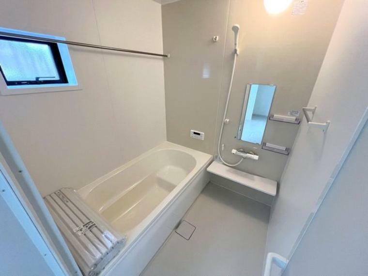 浴室 浴室 一坪サイズの浴室で足が伸ばせて快適です 浴室暖房乾燥機付で、雨の日でも洗濯物が乾かせます