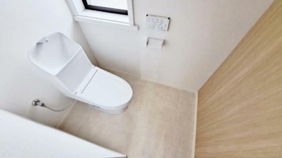 トイレ ■快適な使用感が人気の温水洗浄脱臭暖房機能を搭載。しかも汚れがつきにくく落ちやすい、洗浄力に優れた洗浄機能付トイレ。