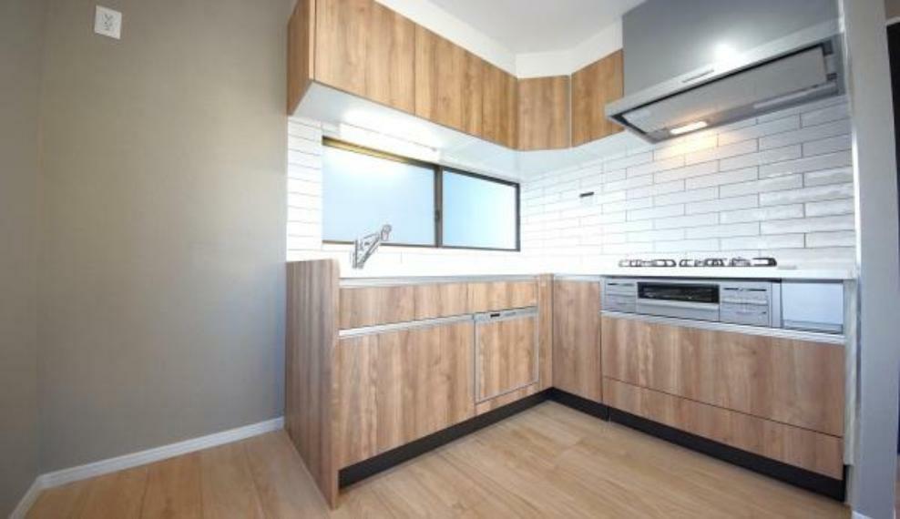 キッチン 《システムキッチン》　■大型冷蔵庫や食器棚を置いても余裕なスペース。奥様の料理の腕も上がりそうな予感。