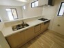 キッチン 吊戸棚で視界を遮らず、パノラマ感を重視したタイプのキッチンスペース。