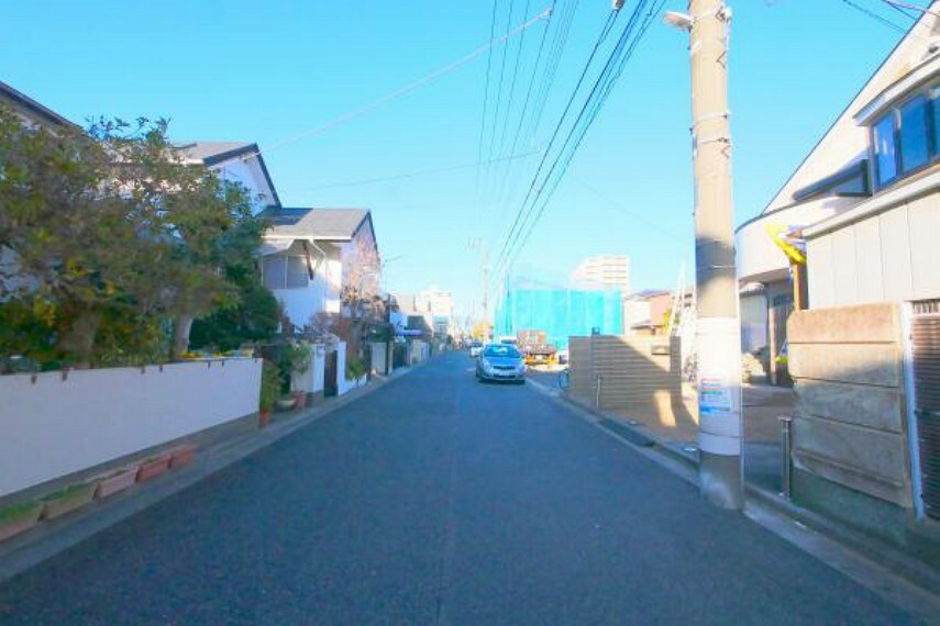 現況写真 ■前面道路はゆとりの6m公道、交通量が少なくスムーズな車庫入れが可能です