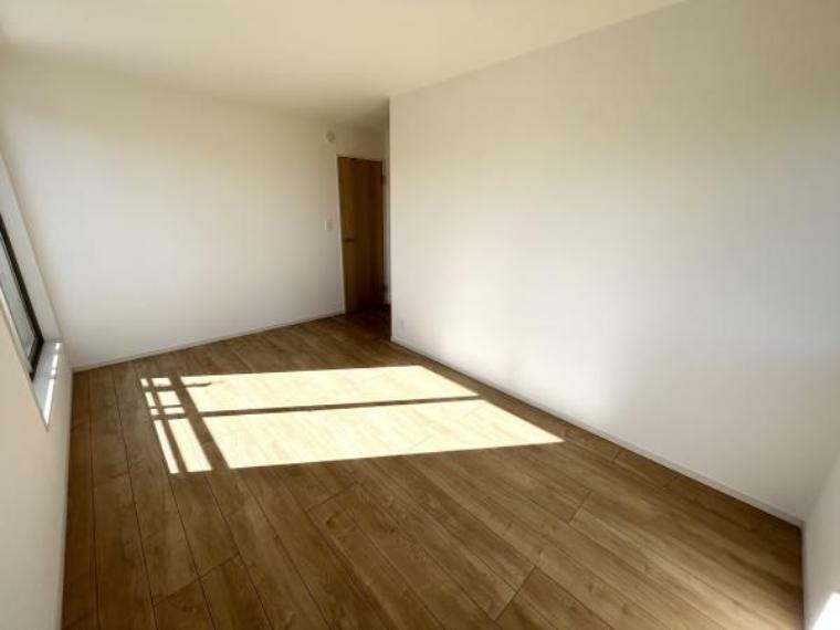 同仕様写真（内観） 【寝室】明るい木目とクロスで室内を広く開放的に使用可能です。（同仕様）