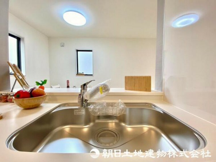 キッチン スポンジや洗剤を置くスペースも用意されているので、片付いたシンクを実現できそうですね。