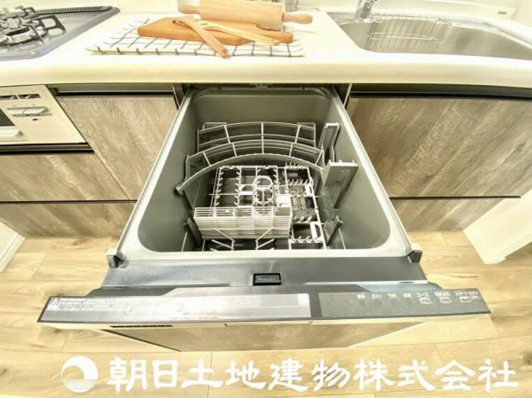 ビルトイン食洗機は、作業台が広く使え、節水や節電機能も充実しています。