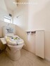 トイレ 【トイレ】タンクレスの多機能搭載型の温水洗浄付きトイレを設置しています。また、手洗いを設け高級感のある広々した空間です