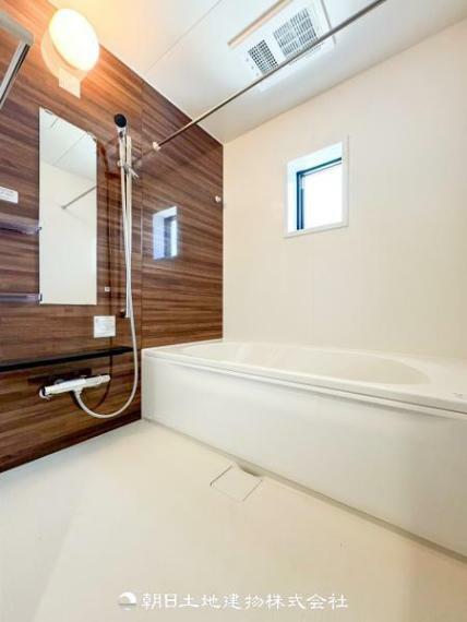 浴室 【浴室】快適な使い心地とゆとりある空間が1日の疲れを解きほぐすバスルーム。空間も浴槽もゆったりのびのび使えます
