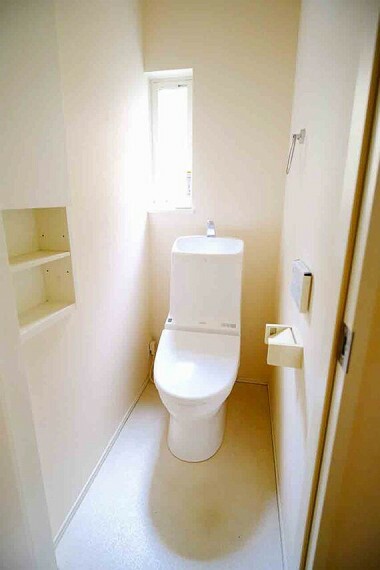 トイレ 1Fトイレ窓があり、日中は明るく、換気もできます。いつも快適にご利用いただけます