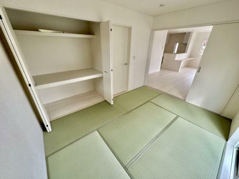 和室 い草の良い香りがする畳のお部屋  引き戸を開放すればLDKとつながりさらに開放的な空間になります。