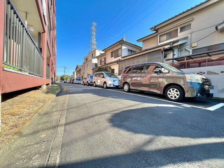 敷地内駐車場 駐車スペースも広く駐めやすくなっております。日々お使いのお車もストレスなく駐車できそうです。