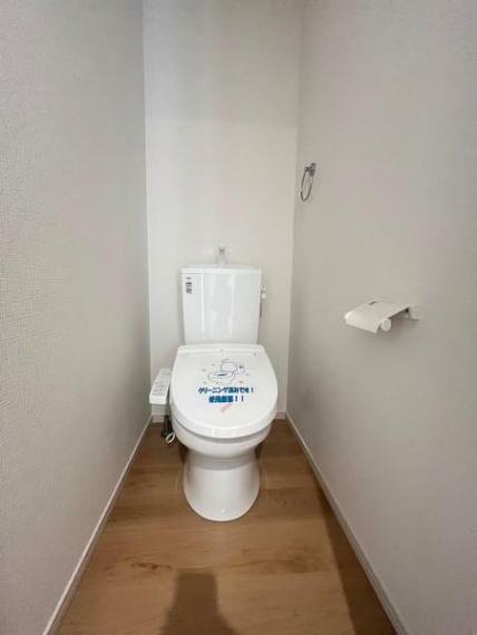 トイレ シンプルなデザインのトイレです 白を基調とした清潔感あふれる空間