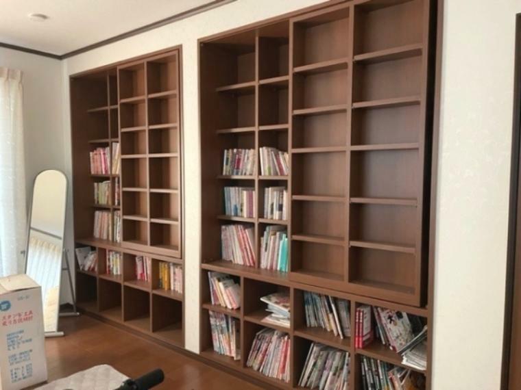 洋室9.6帖は作り付けの書棚付き　床暖房も付いてます