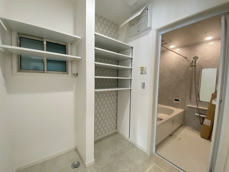 ランドリースペース 可動棚のある洗広々とした洗面脱衣室、洗濯機置き場