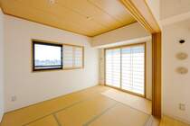和室5.5帖 明るい雰囲気の和室でゆっくりくつろげます。