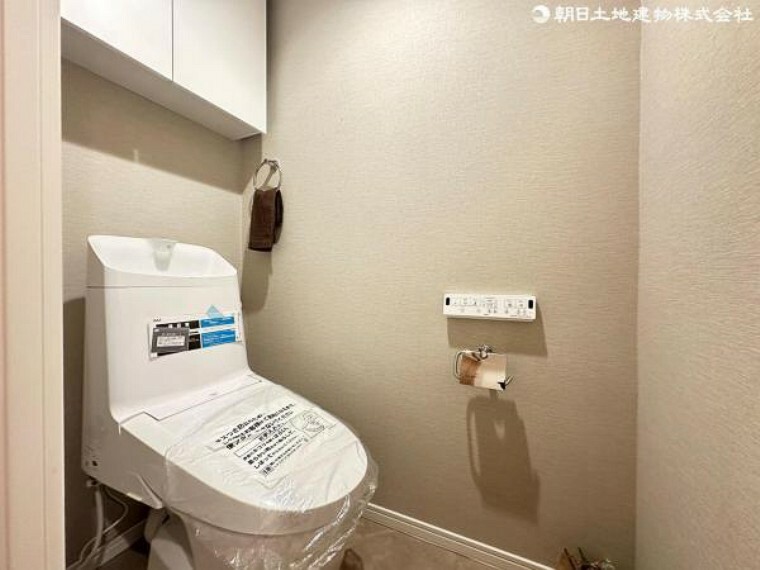 トイレ 上部の戸棚にはトイレ用品のストックも見せない収納が出来ます！