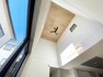 リビングダイニング シーリングファンが空気を循環し、室内の気温も一定に保ちます。光を取り込む明るい窓のあるデザイン！
