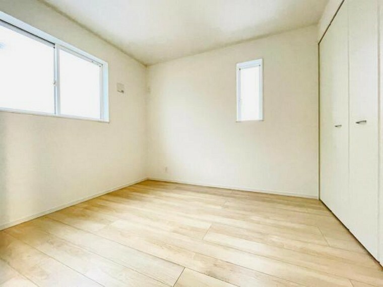 洋室 【2階洋室】白が基調のデザインですので、お子様がそれぞれ自分の好きなお部屋にカスタマイズ！
