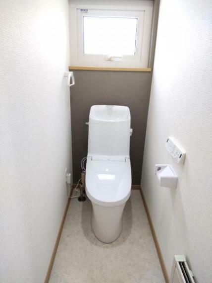 トイレ リフォーム済【トイレ】リクシル製の温水洗浄便座トイレに新品交換しました。壁・天井のクロス、床のクッションフロアを張り替えて、清潔感溢れる空間になりました。