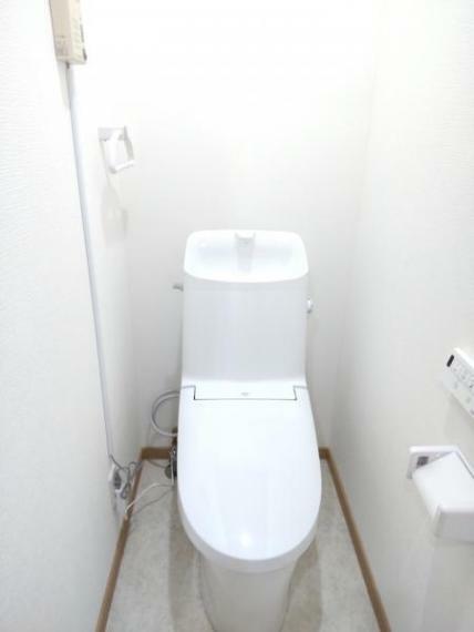 トイレ リフォーム済【トイレ】2階にあるトイレはリクシル製の温水洗浄機能付きに新品交換しました。表面は凹凸がないため汚れが付きにくく、継ぎ目のない形状でお手入れが簡単です。節水機能付きなのでお財布にも優しいですね。