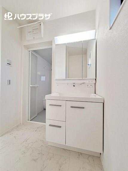 洗面化粧台 3号棟 白を基調とした清潔感が気持ちの良い洗面室。