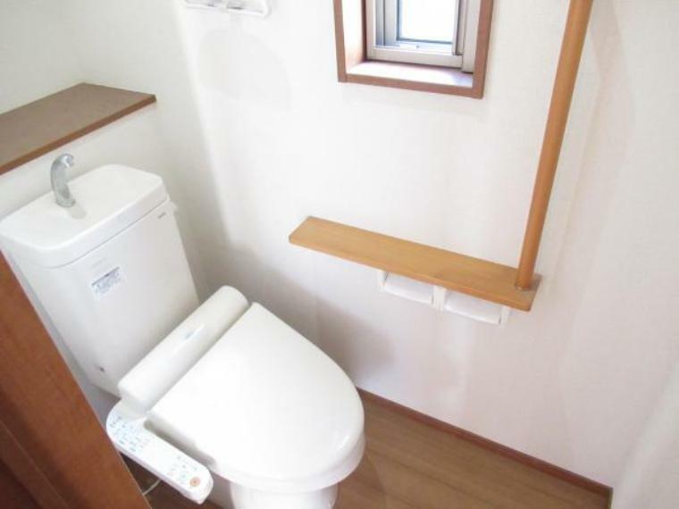 トイレ 【現況写真】2階の温水洗浄機能付きトイレです。クリーニングを行います。表面は凹凸がないため汚れが付きにくく、継ぎ目のない形状でお手入れが簡単です。