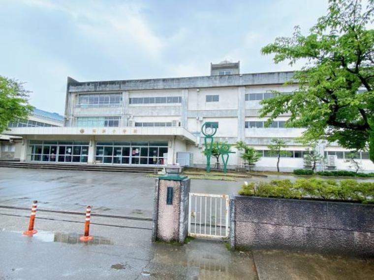 小学校 【近隣写真】福井市明新小学校まで、約1300m。徒歩17分の距離です。歩いて行ける距離に小中学校があるのは嬉しいですね。