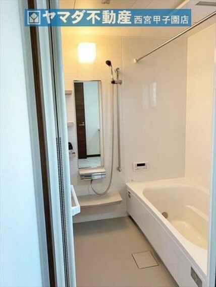 浴室 浴室暖房乾燥機付きのバスルーム。
