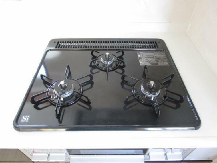 【同仕様写真】新品交換したキッチンは3口コンロなので同時進行で調理可能。大きなお鍋を置いても困らない広さです。