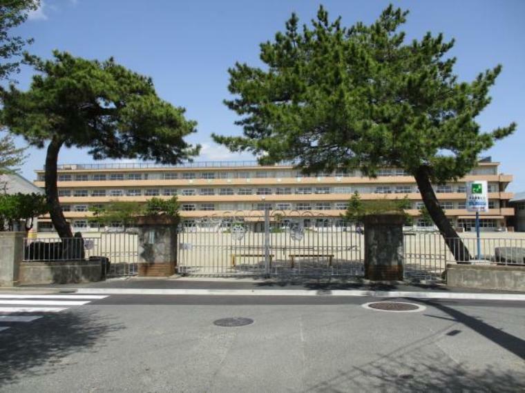 【周辺環境】小名浜第二小学校まで約1300m（徒歩約16分）です。近くに小学校があると親御さんも安心ですね。