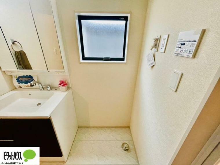ランドリースペース 洗面室に小窓があり、カビ予防にも。大きな鏡で見やすい洗面化粧台です
