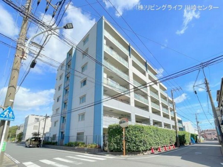 外観写真 各棟によって暖かい日差しの入り方・見え方も違うお住まい。実際の日当たりや現地の雰囲気もご確認くださいませ。