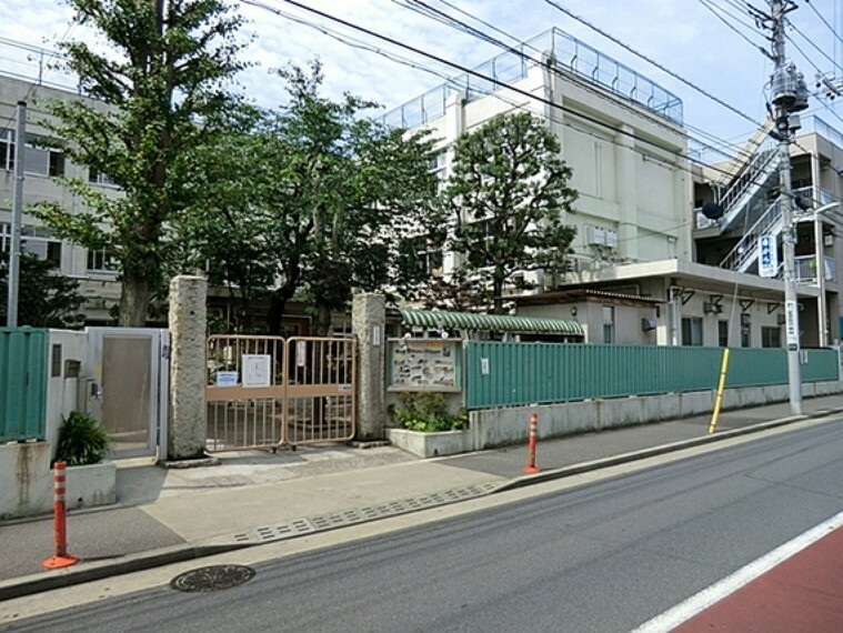 小学校 通学路は穏やかな住宅街の中の道なので、お子さんの通学も安心。