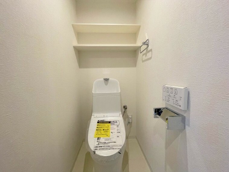 トイレ ～Toilet～　　　　　ゆとりをもったトイレの広さ、温水洗浄機能付き。ホワイトカラーでまとまった清潔感のある空間です。
