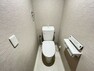 トイレ トイレはシャープでシンプルなデザイン。落ち着いた雰囲気のリラックス空間です。