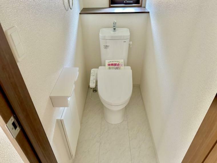トイレ 節水型でエコなトイレには、今では当たり前のウォシュレット付き。便座を温める機能もついていて、居心地良くてトイレから出られなくなるかも！換気用に換気扇はもちろん、窓も着いているので常に快適ですね
