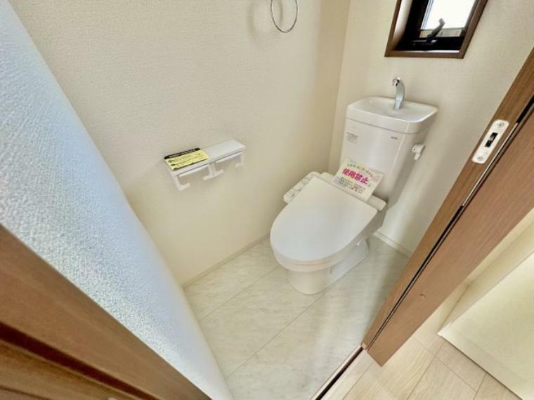 トイレ 2階トイレも標準設置です！混雑の解消はもちろん、階段の上り下りが必要ない為、夜間の利用も安心ですね 洗面所・1階トイレと同じく、大理石調の床が高級感と清潔感を演出します