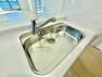 キッチン 浄水機能付シャワー水栓は、浄水器ごと蛇口が引き出せるから、ポットやお鍋などに浄水を注ぐときやシンクを洗う時に便利です