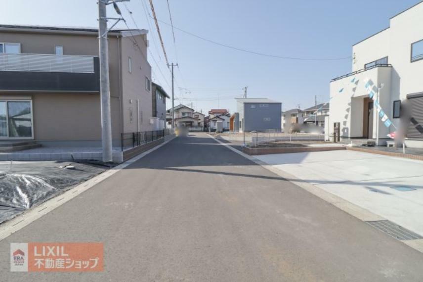 現況写真 【前面道路】現地完成写真。道幅や駐車など、ご確認ください。