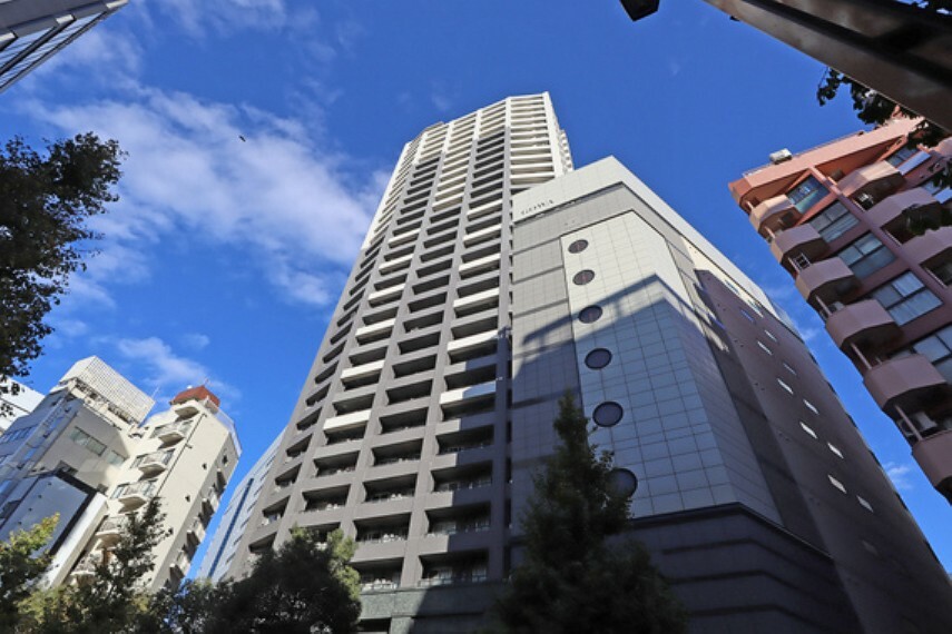 外観写真 JR山手線「新宿駅」徒歩8分にある分譲マンション！11路線ご利用可能です。