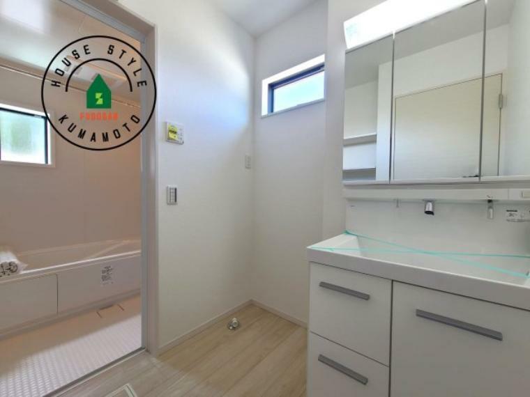 ゆとりの洗面スペースで朝の身支度もスムーズに。暮らしを快適に変えるシャワー付洗面台です！