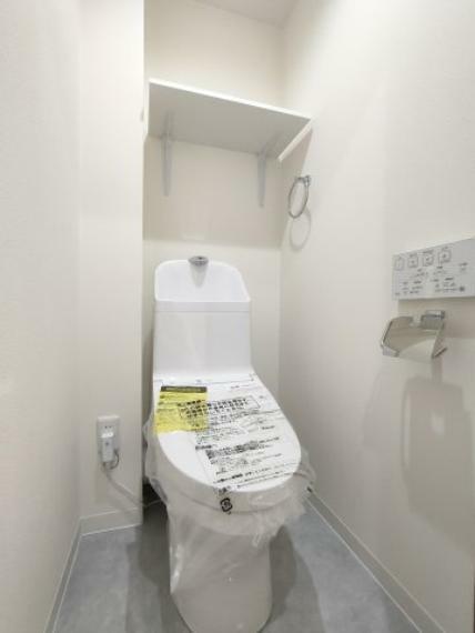 トイレ ・トイレ 少し広めの空間が取られ、リラックスできるシンプルなトイレ。