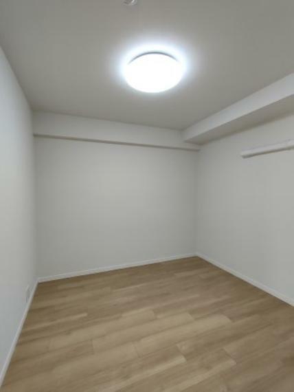 洋室 ・洋室 シンプルで何にでも合う白でまとめられた空間です。様々なスタイルに染められる余白があります。
