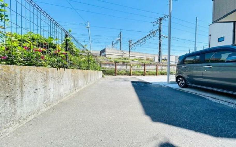 現況写真 《前面道路》■現地は前面道路と高低差のない開放的な佇まい。