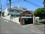 幼稚園・保育園 岩崎学園附属幼稚園 園庭にはビオトープやカブトムシハウス、子どもたちの畑があり、四季折々の作物や生き物たちと出会うことができます