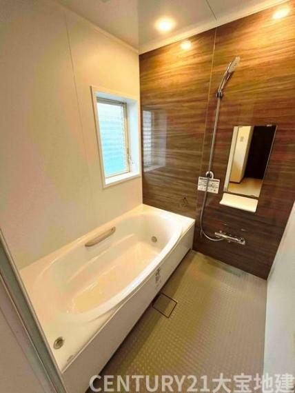 浴室 ■新品の浴室 ■お洒落な木目調のアクセントパネルが落ち着いた雰囲気 ■広々1坪風呂