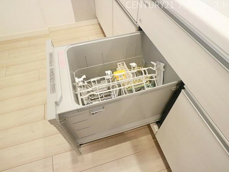 キッチン 食器洗浄乾燥機完備のシステムキッチン採用！実は節水にも繋がる優れものです。高温で洗浄するので汚れもしっかり落とせます