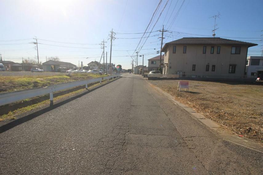 現況写真 分譲地南東側道路（2023年11月撮影）