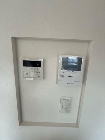 TVモニター付きインターフォン LDK内壁面にモニター式インターホン・給湯器リモコン・照明スイッチパネルを集約！